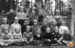 Klass 1 och 2 Rengsjö Kyrkskola 1952.
Främre raden från väns