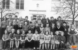 Klass 3 och 4 Rengsjö Kyrkskola 1953.
Främre raden från väns