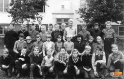Klass 5 och 6 Rengsjö Kyrkskola 1955.
Främre raden från väns