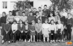Klass 5 och 6 Rengsjö Kyrkskola 1956.
Främre raden från väns
