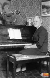 Marta Norén, Bollnäs,
Fotot på pianot deras son Gunnar 1939-