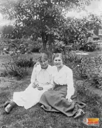 Systrarna Jennie Eriksson och Nelly Eriksson (g. Rönnlund) i