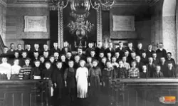 En grupp konfirmander 21-22 maj 1910 i Hanebo kyrka. Med Kom