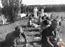 Bild 7. Efter resningen av midsommarstången bjöds på kaffe. 