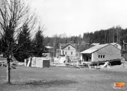 Bårhuset i Bollnäs.
19/5 1951
Taket inbrädat. Pappläggning p