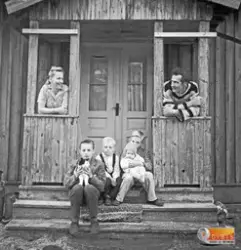 Ellen och Ivar Sjöbergoch deras barn, Stugsjöbo, Bollnäs