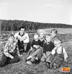 Ivar Sjöberg med fru Ellen och barn från Jönsbo, Bollnäs