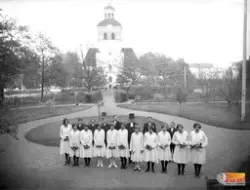 Konfirmandgrupp Bollnäs. Prästen är dåvarande kyrkoherden i 