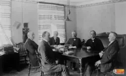 Sex män i Sammanträde