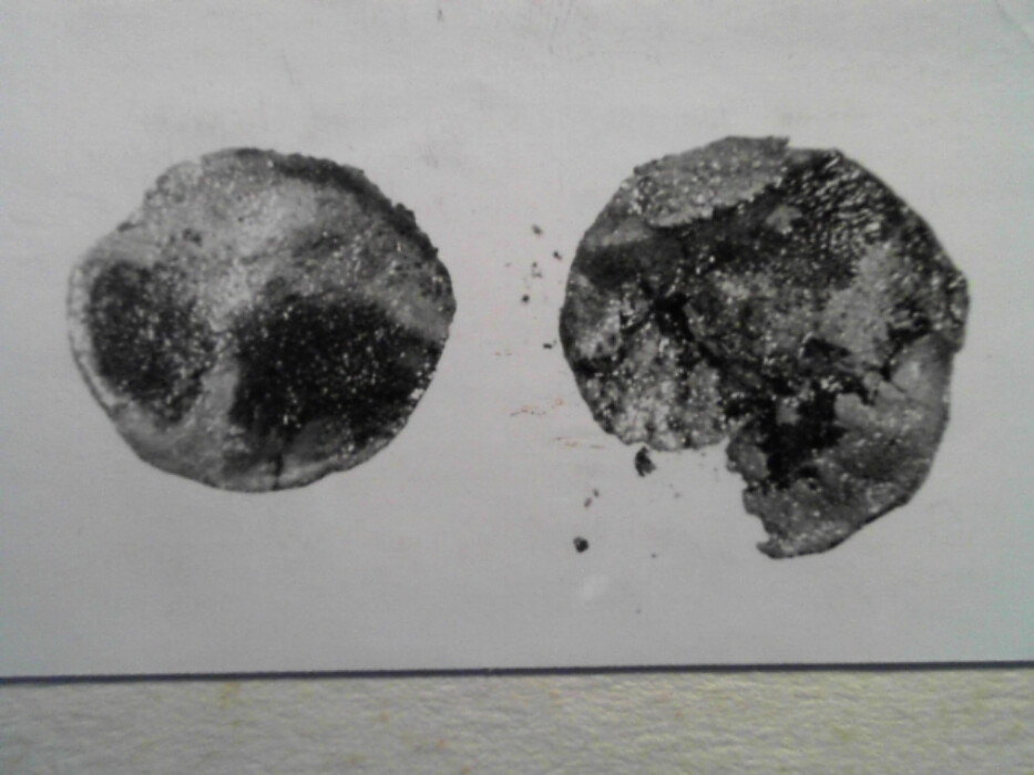 Lær. Rund. Flat. Defekt. Ingen hull.