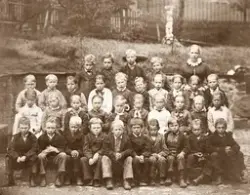 Fröken Hildegard Jacobsson (gift Kennedy). Skolklass Ormås s