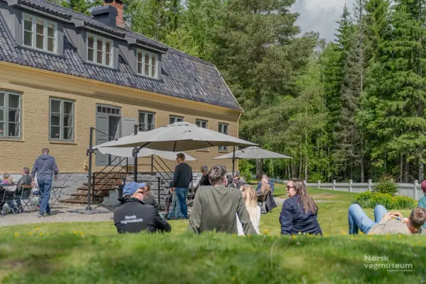 Sommer dag i hagen ved Lysaker gjestgiveri