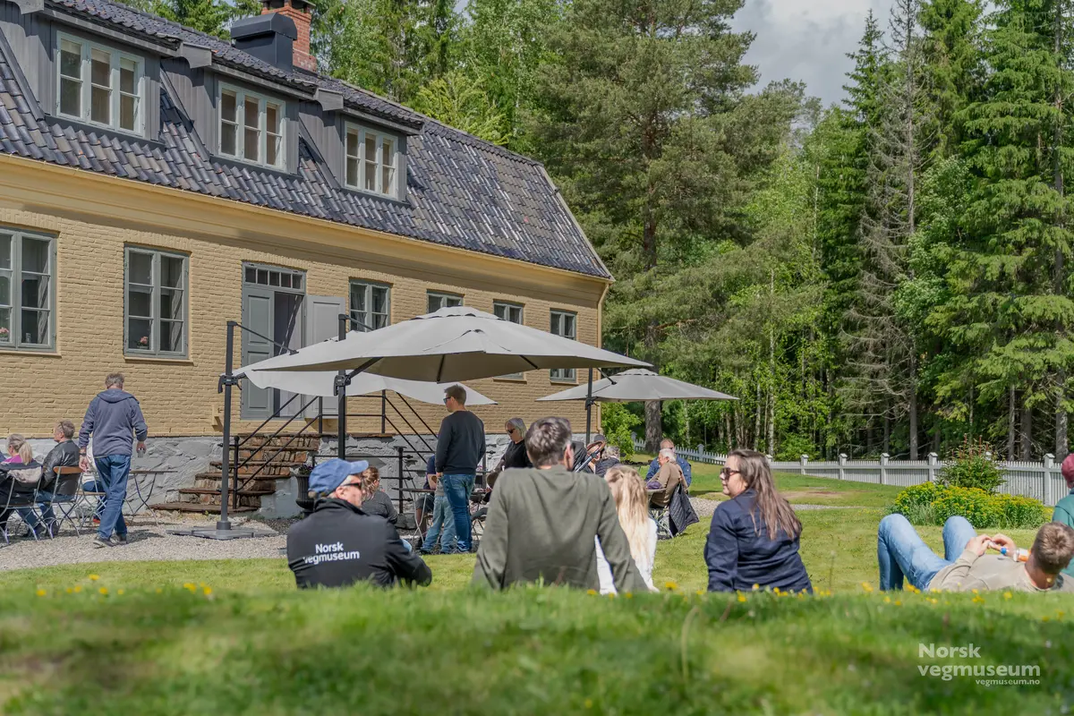Sommer dag i hagen ved Lysaker gjestgiveri