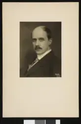 Portrett av en mann. Den avbildede personen har mørkt hår, b