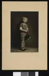 Portrett av en gutt med kjepphest.