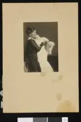 Portrett av en kvinne, en baby og en liten hund. Kvinnen er 