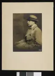 Portrett i profil av mann med lys hatt og frakk av typen tre