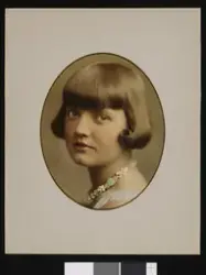 Portrett av en jente med halvlangt hår.