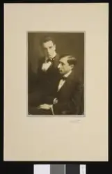 Portrett i halvfigur av to unge menn. Mannen som sitter fora