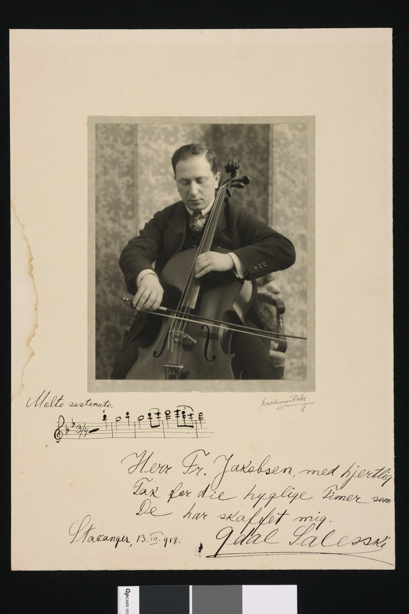 Portrett av cellist Gdal Saleski (1888-1966) med en cello.