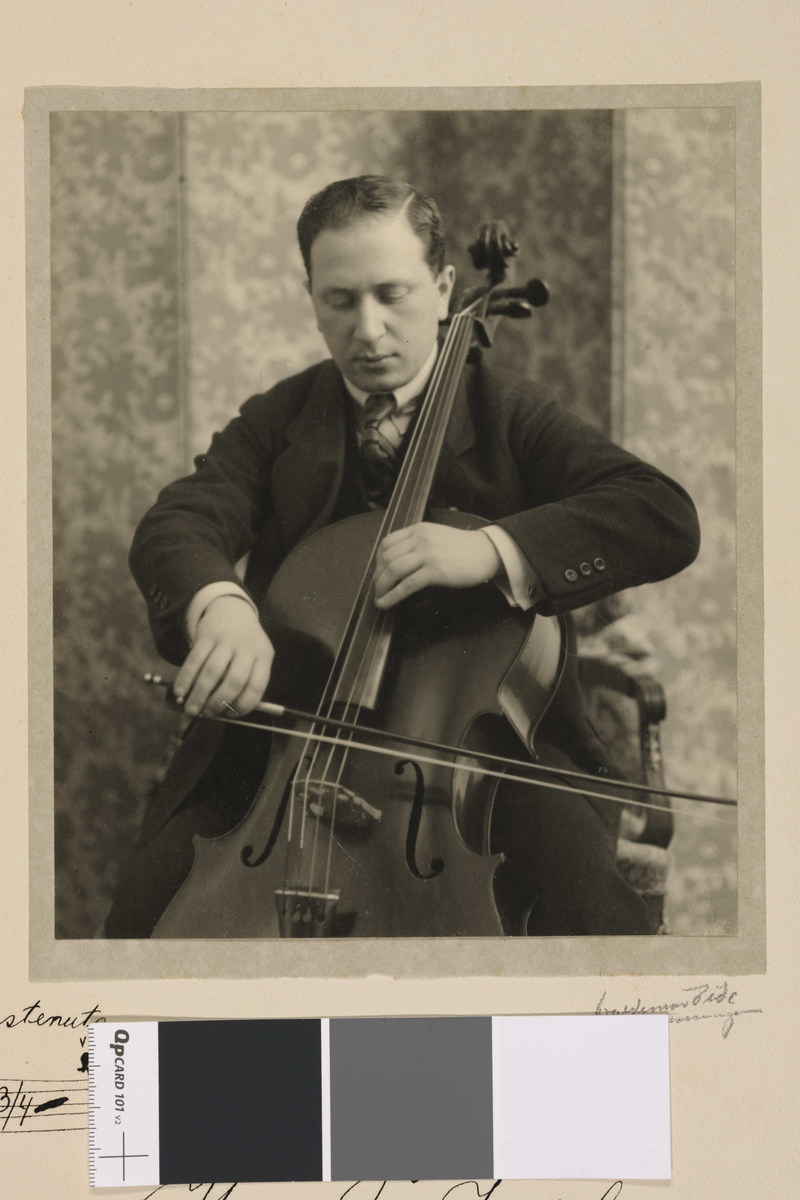 Portrett av cellist Gdal Saleski (1888-1966) med en cello.