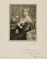 Portrett av Tora Christiani som sitter på en stol.