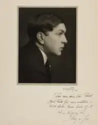 Portrett i profil av en ung mann med mørkt hår.