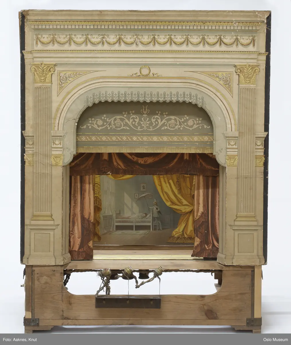 Modellteater, med rester av snorloftet og elektrisk belysning.
Proscenium måler 54 cm (B) x 39 cm (H).