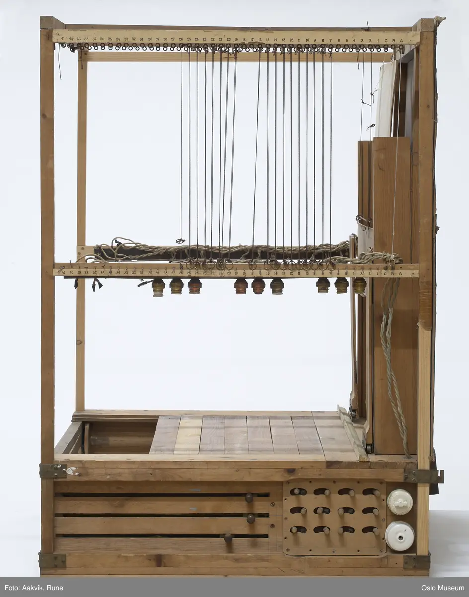 Modellteater, med rester av snorloftet og elektrisk belysning.
Proscenium måler 54 cm (B) x 39 cm (H).