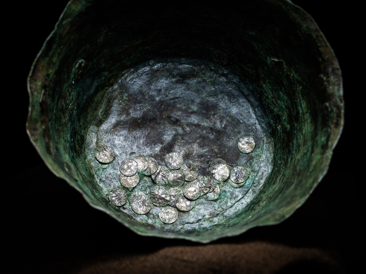 

Kopparkärl innehållandes silverskatt (registrerat i undernummer), Staleskatten.
När kärlet kom till konserveringen låg det kvar i sitt preparat och var omgivet av intorkad hård jord. Det hade tömts på sitt innehåll av lösa silvermynt och övriga föremål. Röntgenbilderna visade att det fanns ett stort antal genomgående sprickor som löpte horisontellt och vertikalt genom kärlets väggar samt i botten. Kärlet var tunt och ömtåligt och till stor del genomkorroderat.  

Kärlets höjd är 16,0 cm, bottendiametern är 18,0 cm och överkantens diameter 23 cm. I kärlet fanns 33 stycken synliga silvermynt fastkorroderade på ytan.

Kärlet är tillverkat av en driven plåt av koppar eller kopparlegering som stomlötts ihop. Botten och ovankant har laskats och lötts fast.

Hankar av järn har nitats fast.