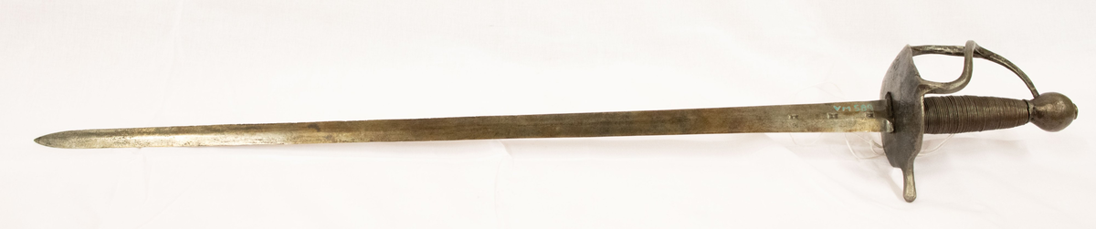 Värja, kommisvärja (ursprungligen modell 1685). 1832 ändrad till huggare för flottan. Kavelns lindning av svärtad järntråd. 