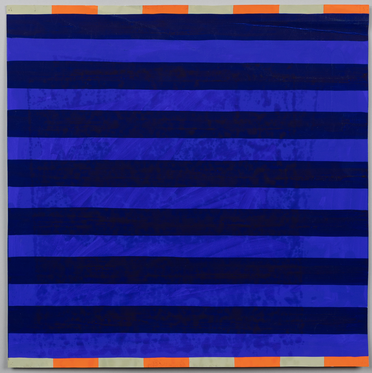 Skiss till matta, breda ränder i två blåa nyaser samt avslut i över och nederkant med en smalare rand i grått och orange