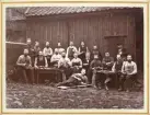 En skomakarmästare med gesäller och lärlingar på en innergård.
Karlshamn (?), Växjö (?).