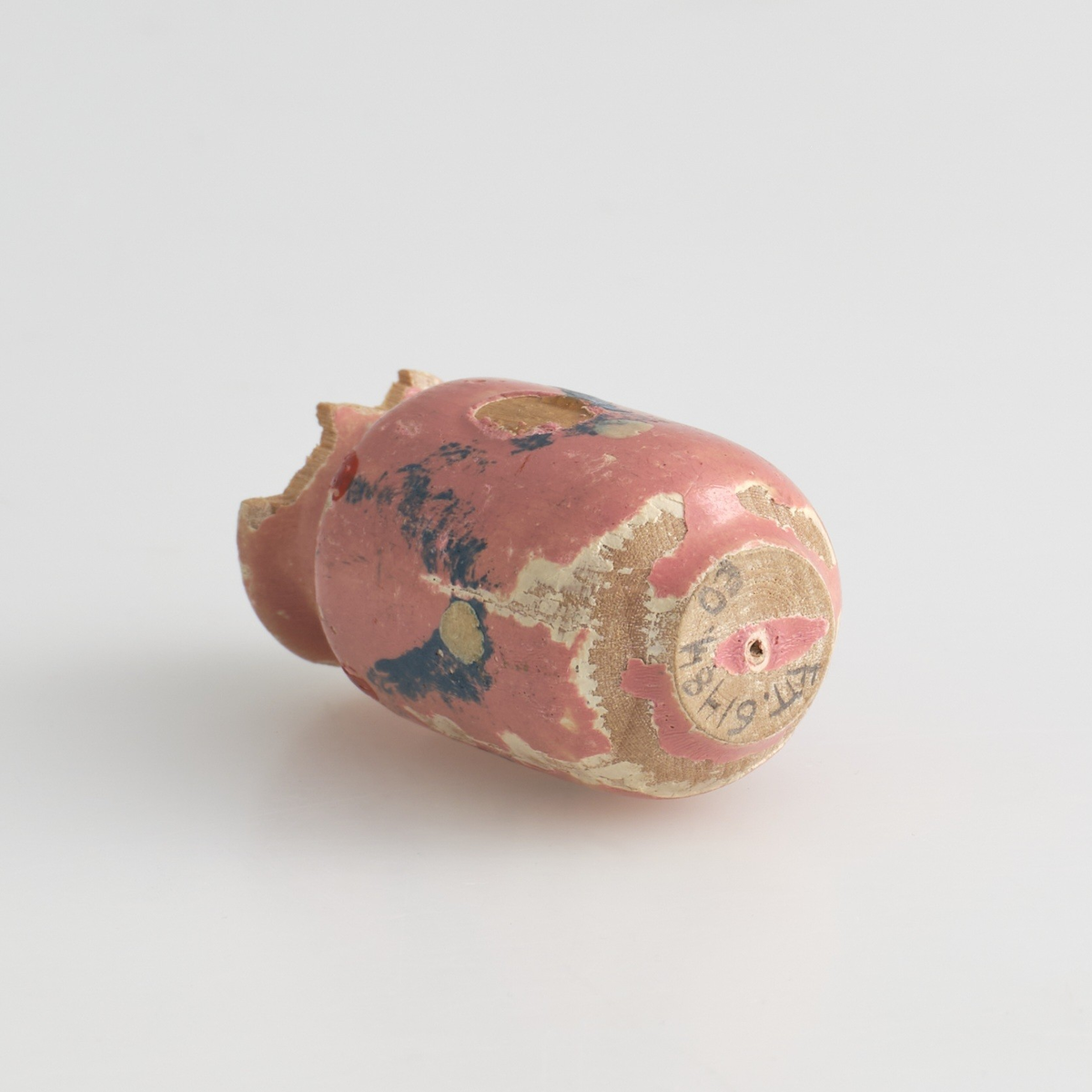 Serveringssett i miniatyr, lagd av tre.
Settet består av en tallerken, en kopp, en mugge og en krukke. Hele settet er malt i samme farger dekorert med likt mønster, utenom tallerkenen som ikke har malt mønster.
Tallerkenen har forhøyet kanter, og er malt rosa på innsiden, med hvite kanter og hvit underside.
Koppen er malt hvit på innsiden, og har en svartmalt hank. Hanken er øreformet og er festet fra kanten øverst til hvor koppen buer seg innover ved foten. Utsiden av koppen er malt rosa, og dekorert med blåe streker som danner trekanter med ujevne linjer rundt koppen. På toppen av trekantene er det malt en rød sirkel.
Krukken er sylinder-formet og snevres inn i mot toppen, før den vies skrått utover rundt åpningen. Krukken er malt hvit på innsiden, og rosa på utsiden, utsiden er også dekorert med samme mønster som koppen. Kanten rundt krukkens åpning er delvis brukket av.
Muggen er sylindret-formet, og snevres inn mot toppen, hvor kanten rundt åpningen forhøyes mot helletuten på den ene siden. På motsatt side av helletuten er det festet en svart-malt hank. Oversiden av hanken er rett, og bues ned mot bunnen av muggen. Muggen er malt og dekorert likt som koppen.