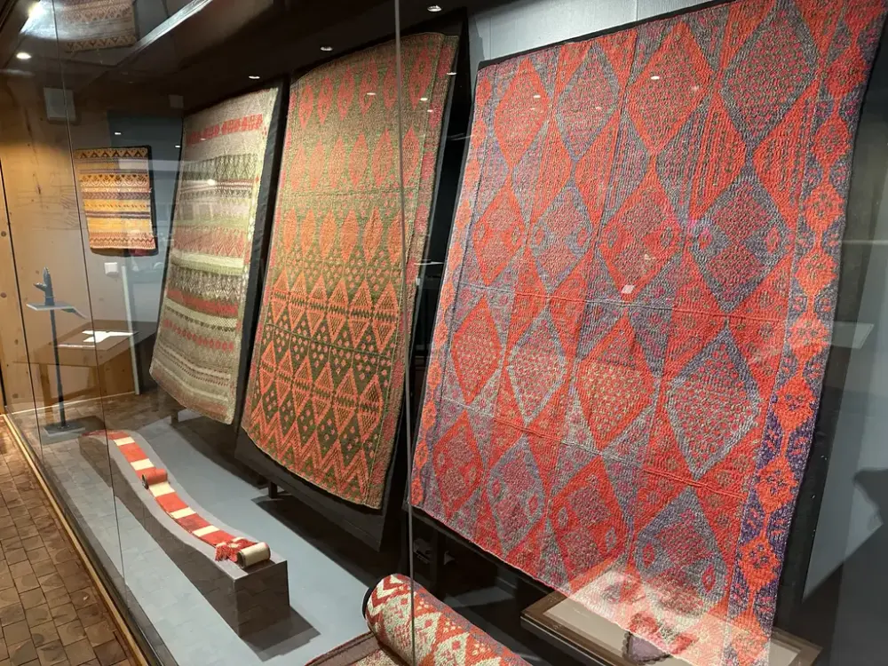 Fälltäcken stickade av Märta-Stina Abrahamsdotter i monter på Västernorrlands museum