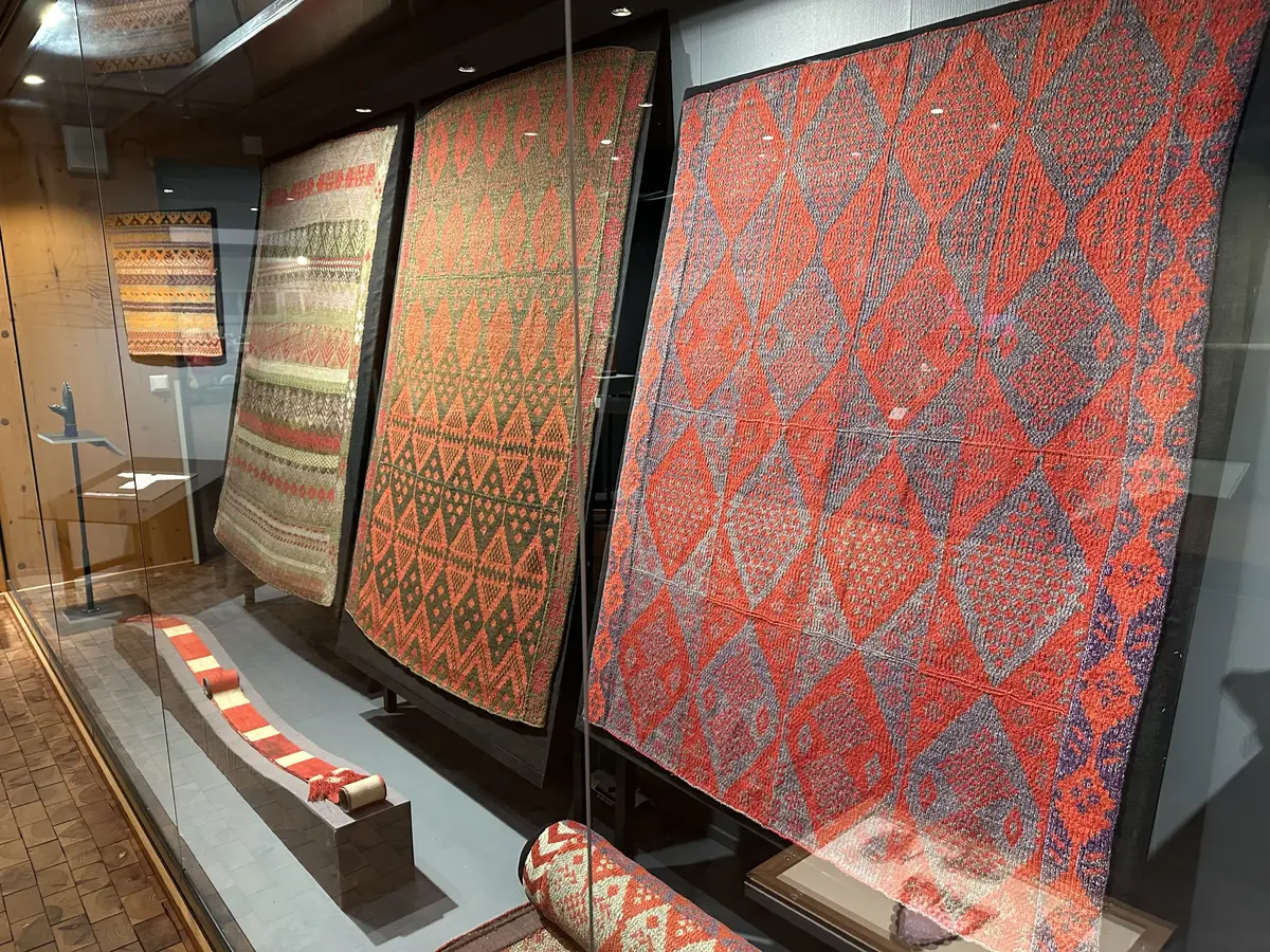 Fälltäcken stickade av Märta-Stina Abrahamsdotter i monter på Västernorrlands museum