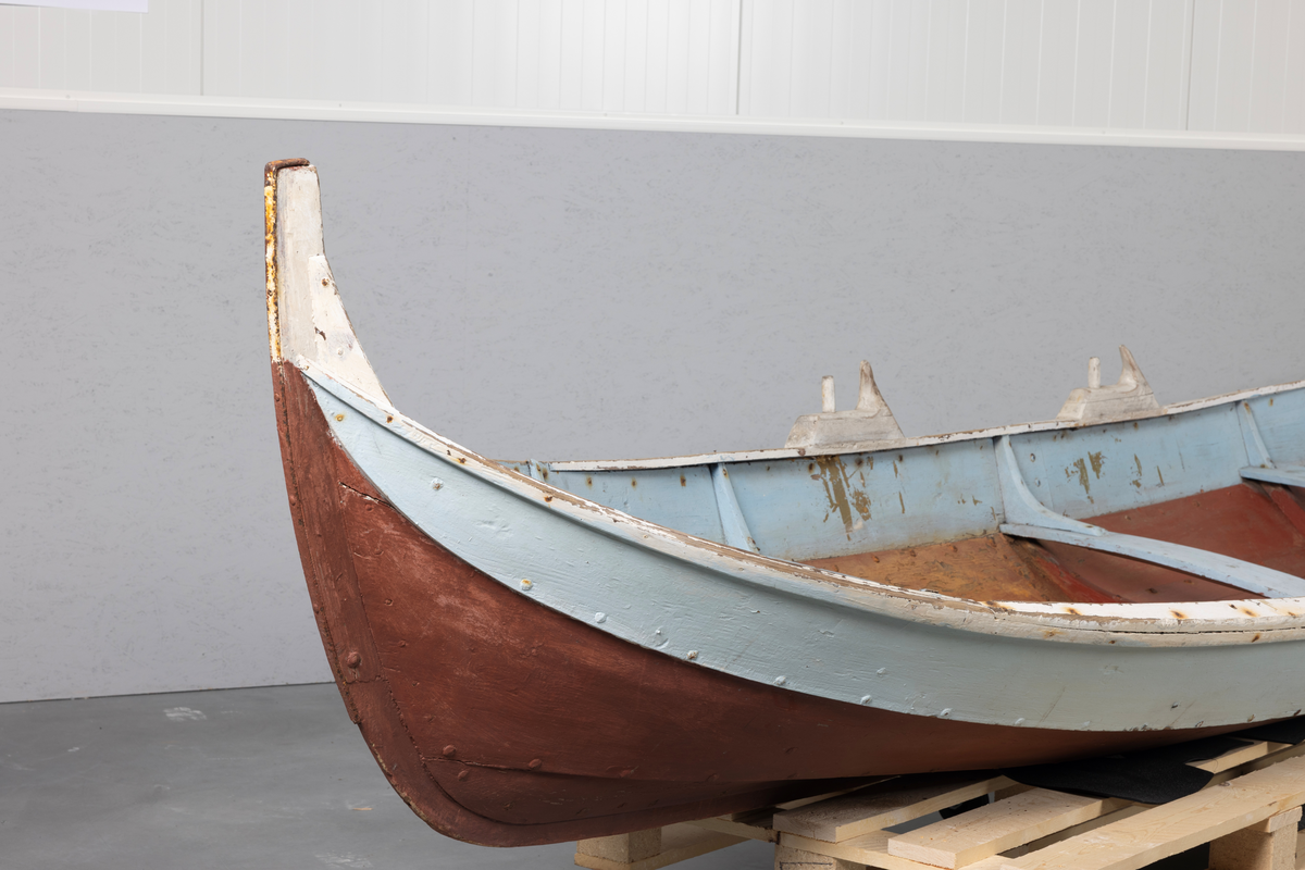 Elvebåt fra Vefsn, for 2 roere (4 keiper), 3 bordganger på hver side.