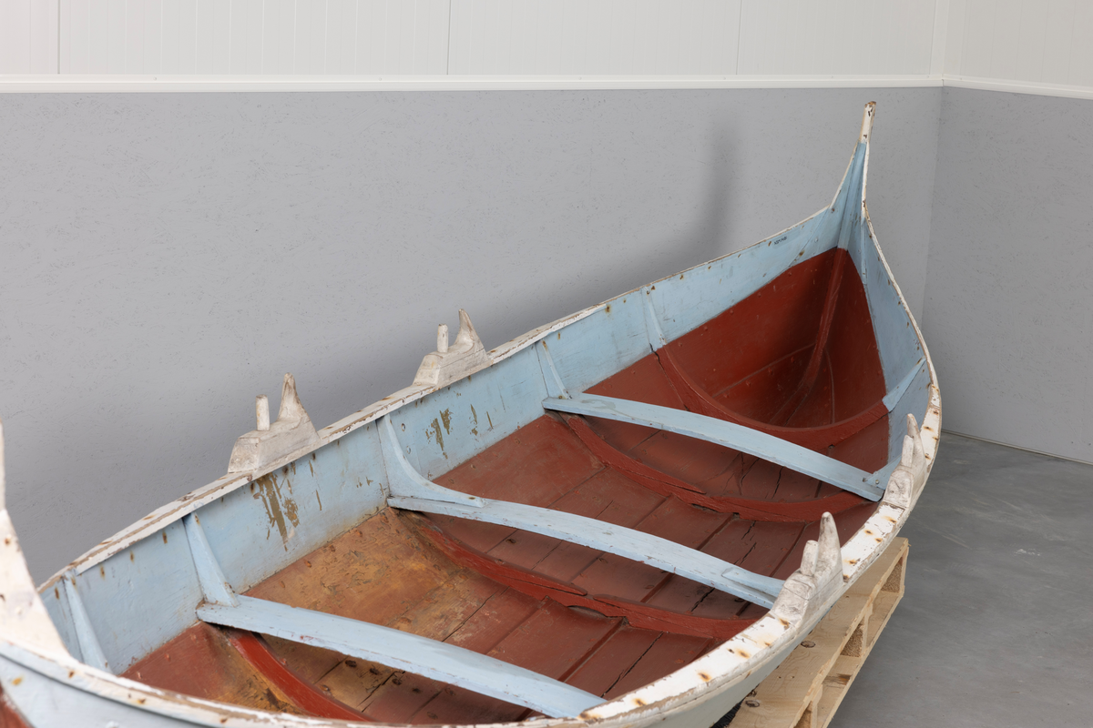 Elvebåt fra Vefsn, for 2 roere (4 keiper), 3 bordganger på hver side.