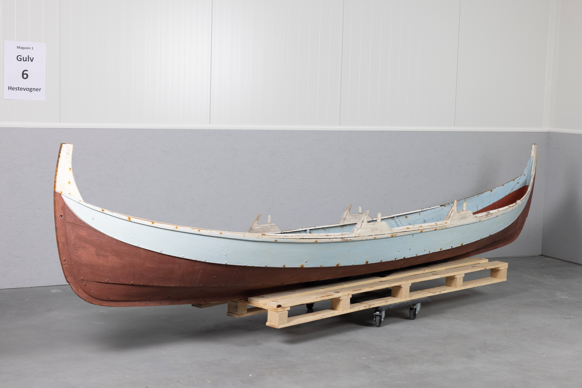 Elvebåt fra Vefsn, for 2 roere (4 keiper), 3 bordganger på hver side.