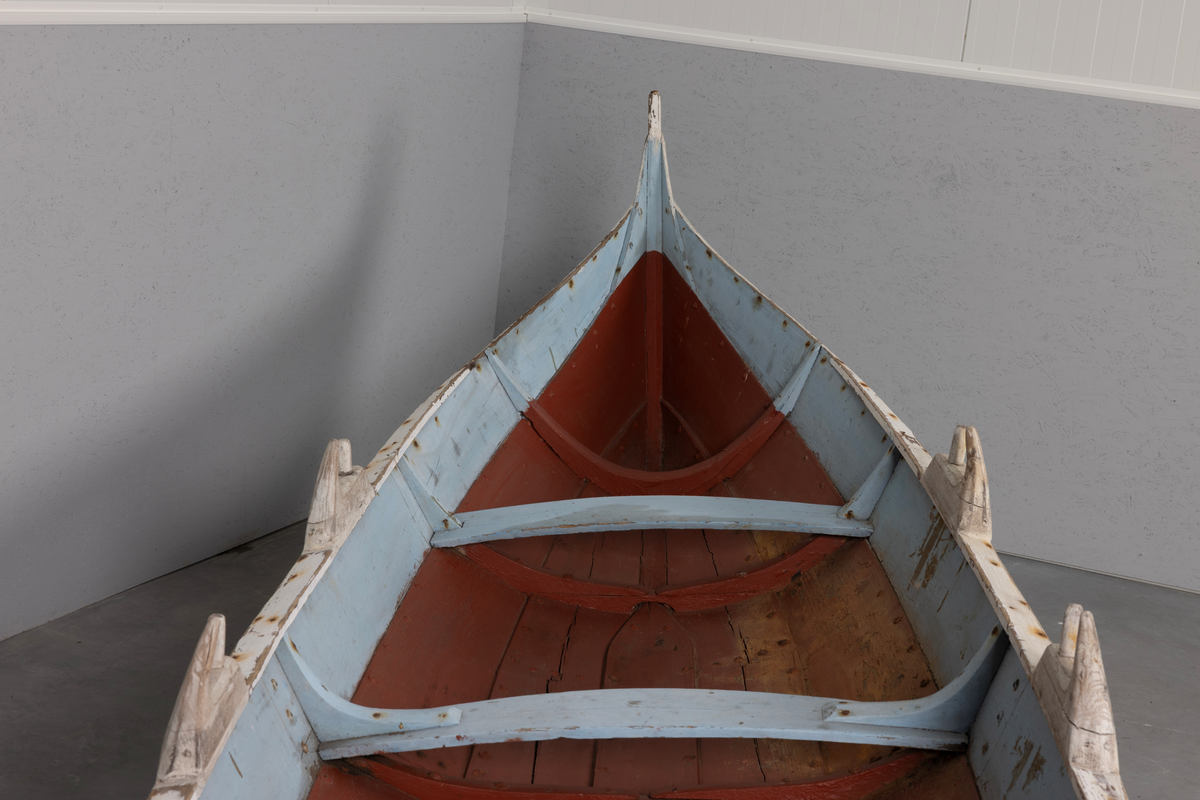 Elvebåt fra Vefsn, for 2 roere (4 keiper), 3 bordganger på hver side.