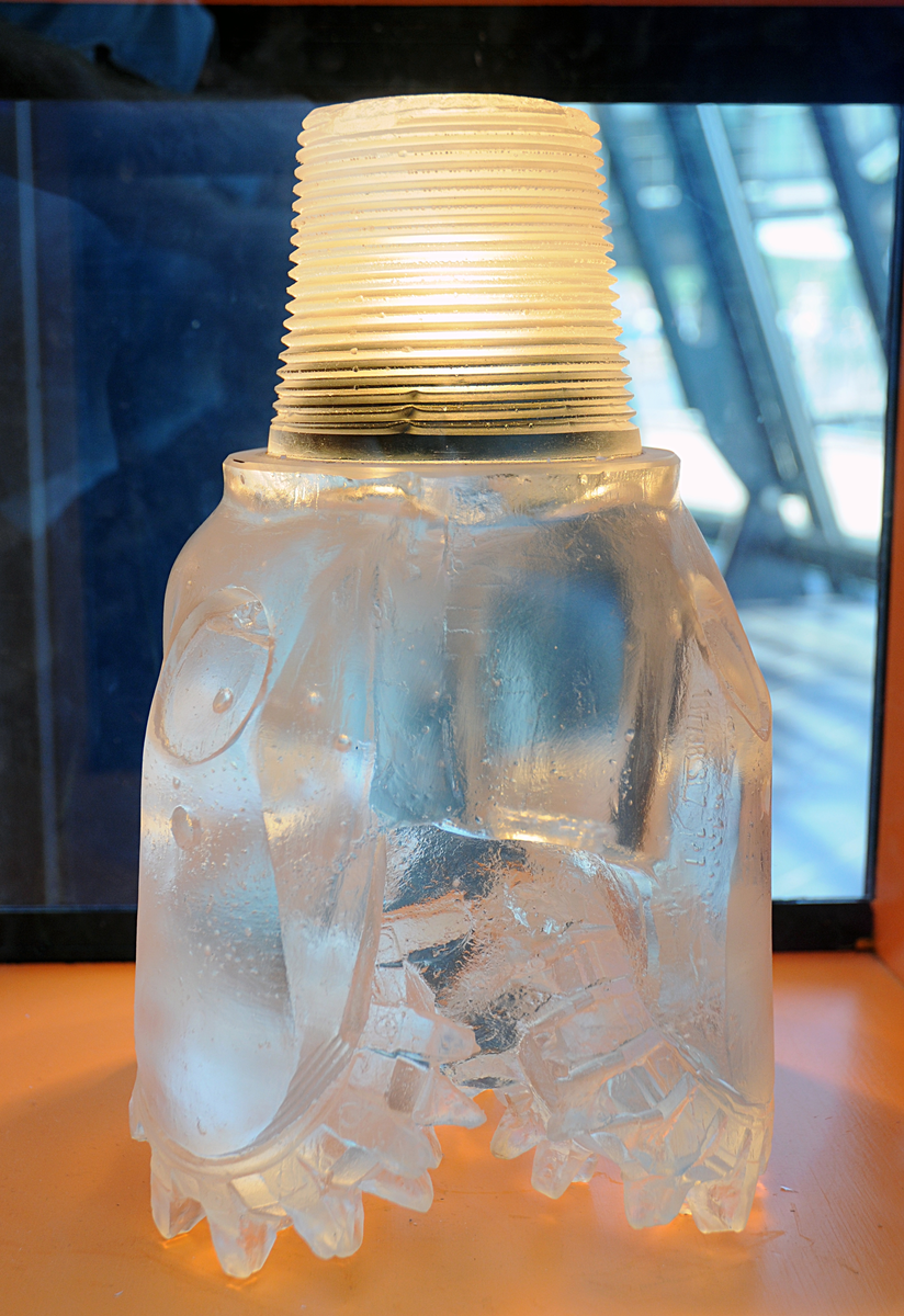 Skulptur utformet som en borekrone med innstøpt oljeprøve fra letebrønn 25/11-1 på Balderfeltet.