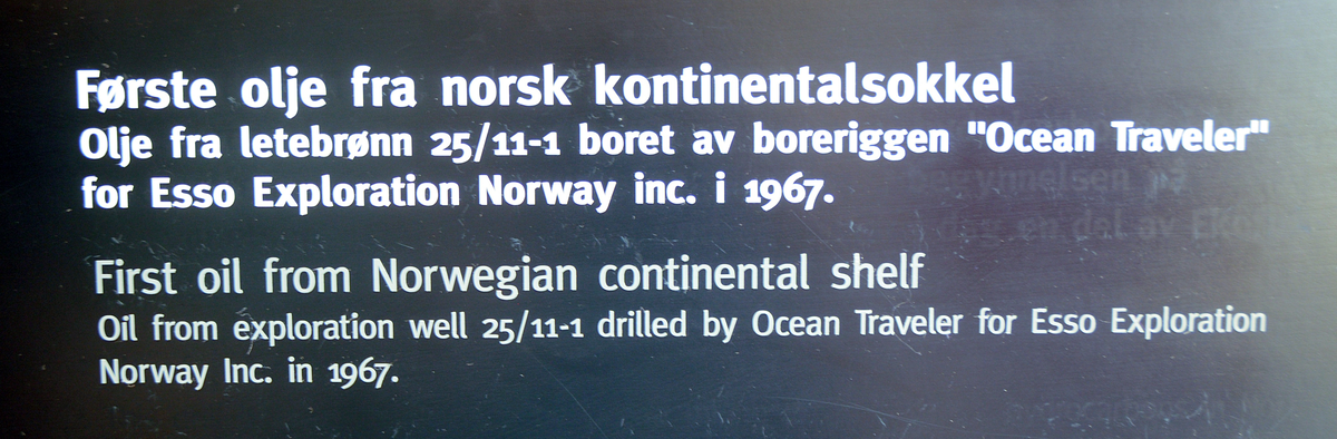 Skulptur utformet som en borekrone med innstøpt oljeprøve fra letebrønn 25/11-1 på Balderfeltet.