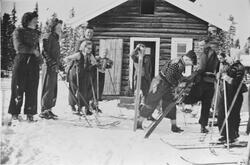 Ungdommer på ski på Høgsetra (Nord-Støvernsetra), rundt 1940