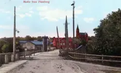 Motiv från Fässberg. Centrum, jvg-övergång/kyrkan i bakgrund