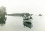 En motorbåt med flera passagerare, trol. på Helgasjön.
I mitten syns skepparen/båtägaren, stadsfiskal Filip Rehnström.