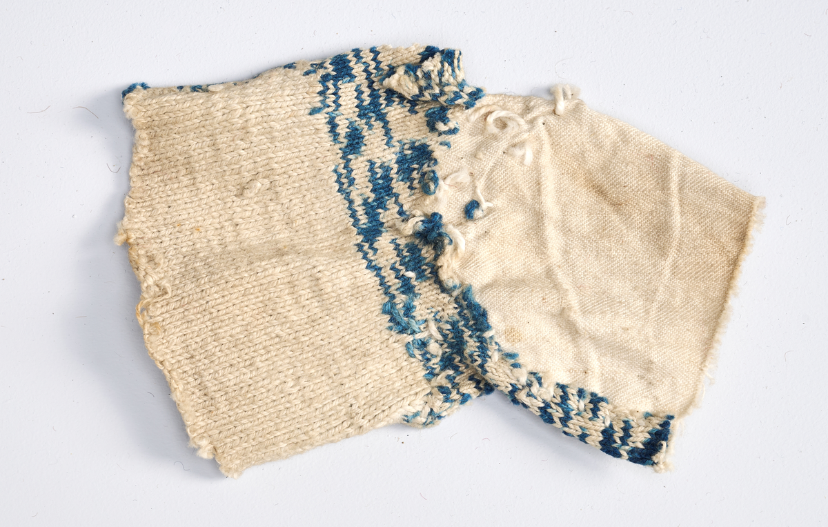 Ulike strikkete stoffrester i ulike farger og mønster. Et stoff er et brodert stoltrekk med blomstermønster. Funnet i en kasse tilhørende Hans Nissengården.