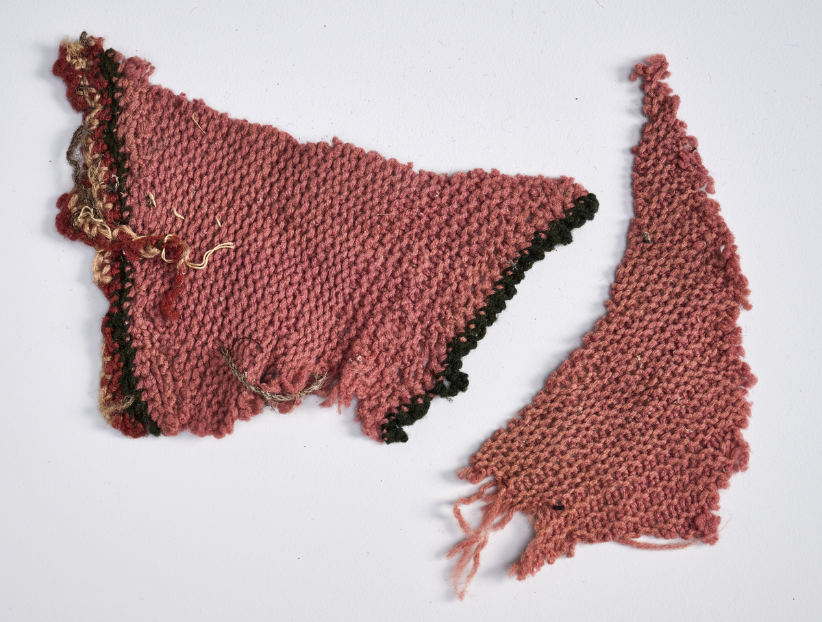 Ulike strikkete stoffrester i ulike farger og mønster. Et stoff er et brodert stoltrekk med blomstermønster. Funnet i en kasse tilhørende Hans Nissengården.