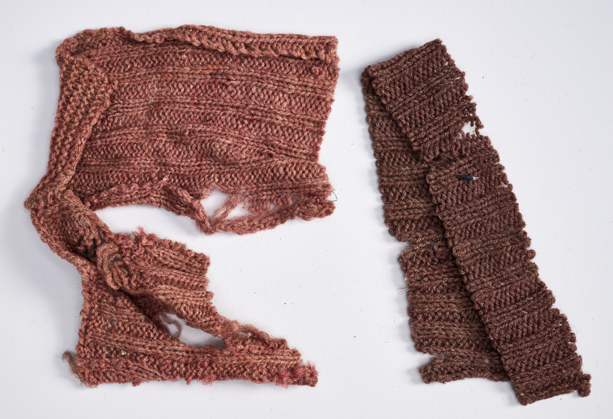 Ulike strikkete stoffrester i ulike farger og mønster. Et stoff er et brodert stoltrekk med blomstermønster. Funnet i en kasse tilhørende Hans Nissengården.