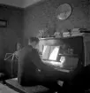 Man vid piano
