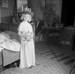 Flicka lussar på luciamorgonen